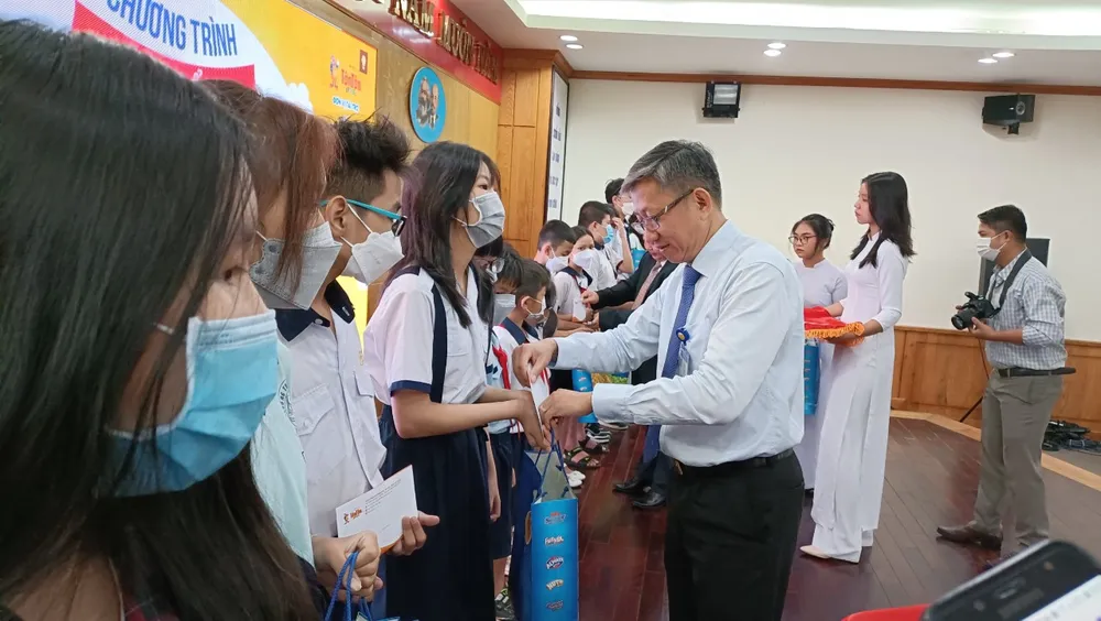 TPHCM: Trao tặng 150 suất học bổng “Cùng em vượt khó đến trường“ ảnh 2 TPHCM: Trao tặng 150 suất học bổng “Cùng em vượt khó đến trường“ ảnh 2