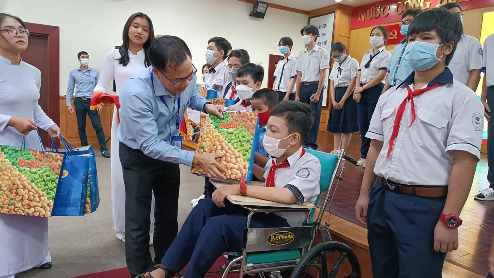 TPHCM: Trao tặng 150 suất học bổng “Cùng em vượt khó đến trường“ ảnh 3 TPHCM: Trao tặng 150 suất học bổng “Cùng em vượt khó đến trường“ ảnh 3