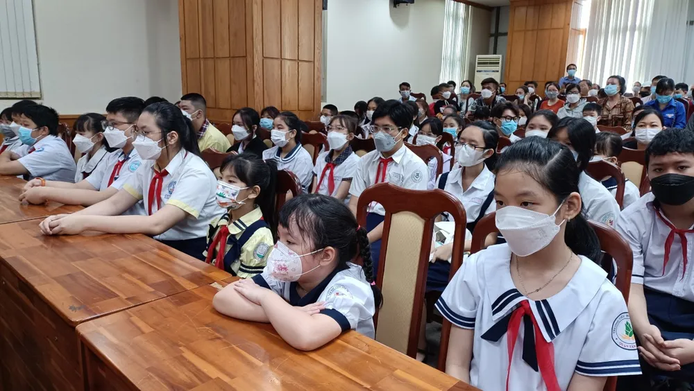 TPHCM: Trao tặng 150 suất học bổng “Cùng em vượt khó đến trường“ ảnh 4 TPHCM: Trao tặng 150 suất học bổng “Cùng em vượt khó đến trường“ ảnh 4