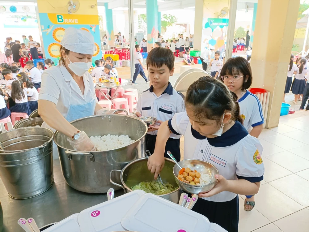 Học sinh Trường Tiểu học Nguyễn Bỉnh Khiêm (quận 1) tham gia ăn bán trú tại trường