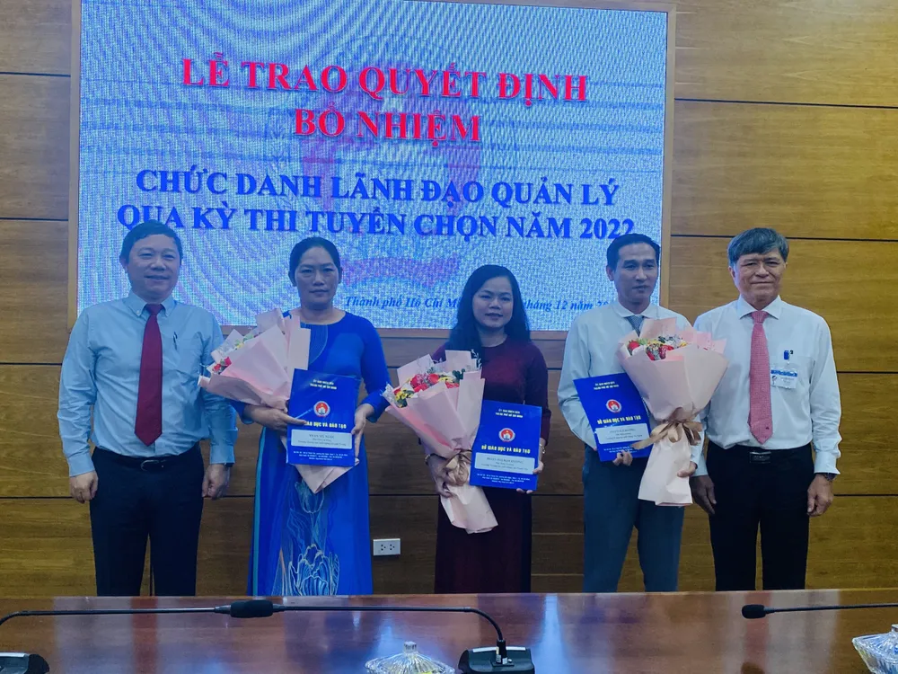 TPHCM: Trao quyết định bổ nhiệm 3 ứng viên trúng tuyển chức danh phó hiệu trưởng trường THPT ảnh 1 TPHCM: Trao quyết định bổ nhiệm 3 ứng viên trúng tuyển chức danh phó hiệu trưởng trường THPT ảnh 1