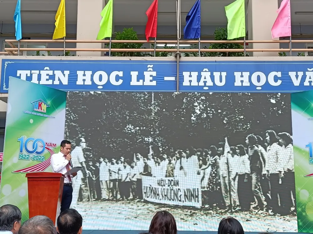 Thầy Đỗ Văn Hào ôn lại quá trình hình thành và phát triển của ngôi trường 100 năm tuổi cũng như cuộc đời của nhà giáo yêu nước Huỳnh Khương Ninh Thầy Đỗ Văn Hào ôn lại quá trình hình thành và phát triển của ngôi trường 100 năm tuổi cũng như cuộc đời của nhà giáo yêu nước Huỳnh Khương Ninh