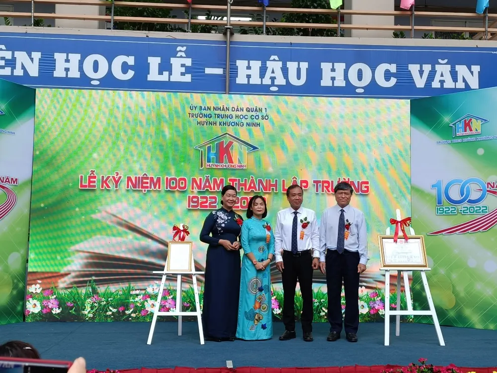 Giám đốc Sở GD-ĐT TPHCM Nguyễn Văn Hiếu (ngoài cùng, bên phải) trao bằng công nhận trường đạt chuẩn quốc gia mức độ 1 Giám đốc Sở GD-ĐT TPHCM Nguyễn Văn Hiếu (ngoài cùng, bên phải) trao bằng công nhận trường đạt chuẩn quốc gia mức độ 1