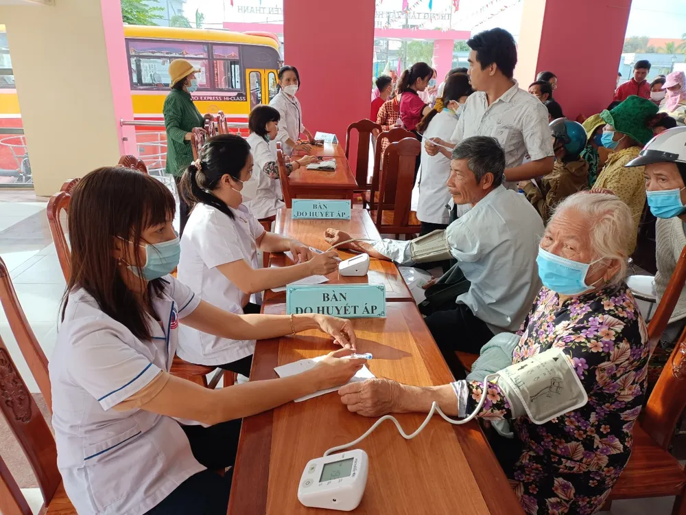 Đoàn y bác sĩ tình nguyện kiểm tra sức khỏe miễn phí cho người dân Đoàn y bác sĩ tình nguyện kiểm tra sức khỏe miễn phí cho người dân