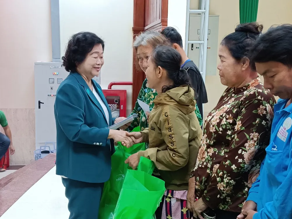 Bà Trương Mỹ Hoa, nguyên Phó Chủ tịch nước, Chủ tịch Qũy học bổng Vừ A Dính tận tay trao quà tết cho người dân nghèo Bà Trương Mỹ Hoa, nguyên Phó Chủ tịch nước, Chủ tịch Qũy học bổng Vừ A Dính tận tay trao quà tết cho người dân nghèo