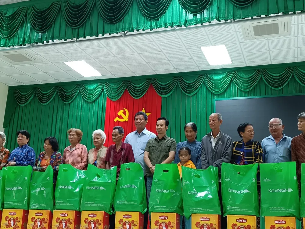 Đại diện các nhà tài trợ trao quà tết cho người dân nghèo Đại diện các nhà tài trợ trao quà tết cho người dân nghèo