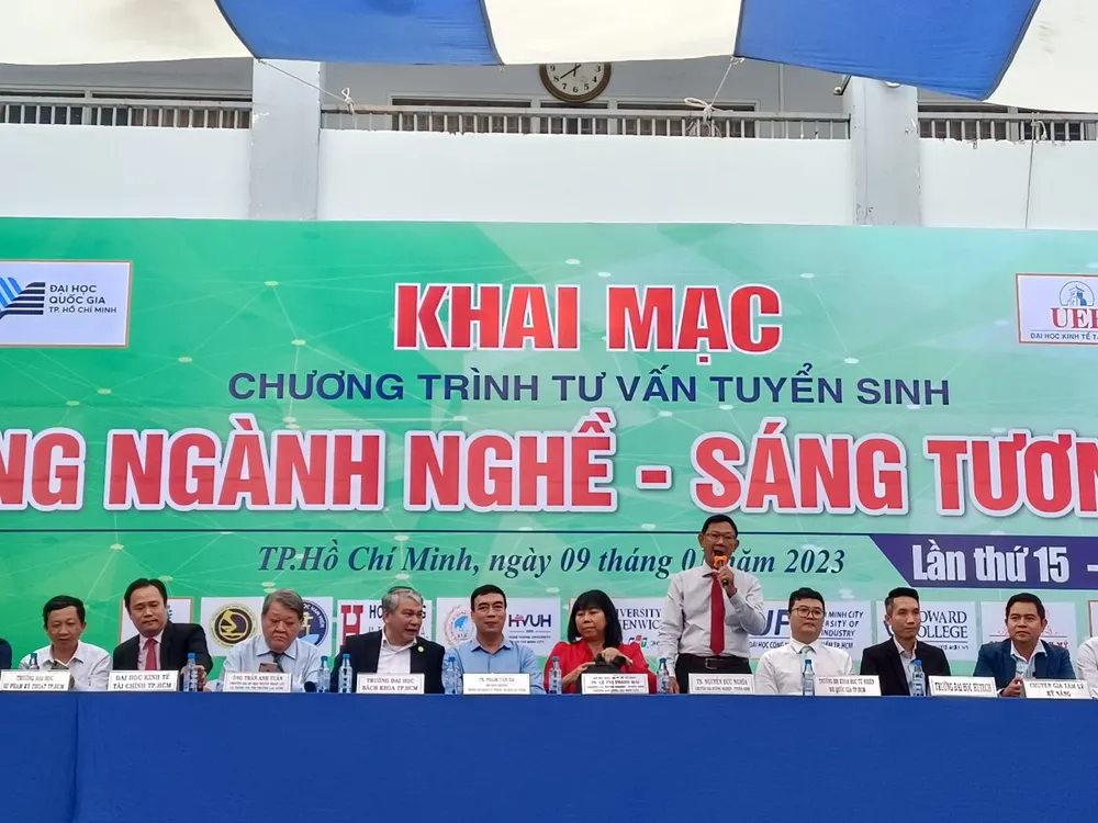 TS. Nguyễn Đức Nghĩa, nguyên Phó giám đốc Đại học Quốc gia TPHCM trao đổi với học sinh tại buổi tư vấn TS. Nguyễn Đức Nghĩa, nguyên Phó giám đốc Đại học Quốc gia TPHCM trao đổi với học sinh tại buổi tư vấn
