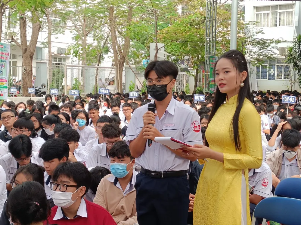 Một học sinh khối 12 đặt câu hỏi tại buổi tư vấn Một học sinh khối 12 đặt câu hỏi tại buổi tư vấn