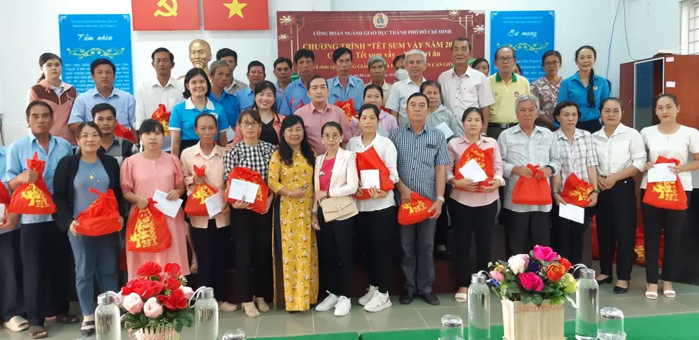 Công đoàn ngành giáo dục TPHCM tặng quà tết cho giáo viên ở huyện Cần Giờ Công đoàn ngành giáo dục TPHCM tặng quà tết cho giáo viên ở huyện Cần Giờ