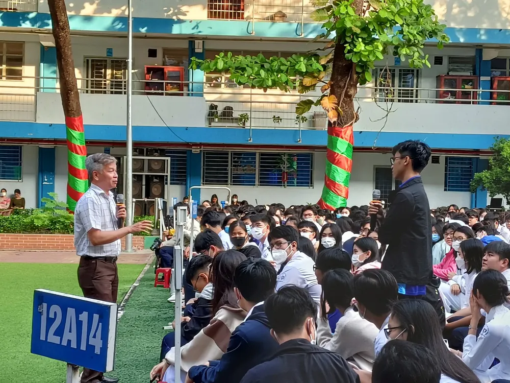 Buổi nói chuyện thu hút nhiều ý kiến phát biểu của học sinh Buổi nói chuyện thu hút nhiều ý kiến phát biểu của học sinh