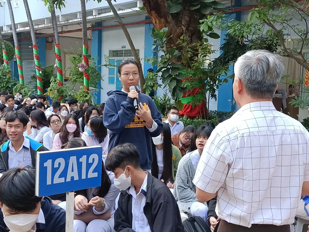 Trần Minh Ngọc, học sinh lớp 11A13, Trường THPT Nguyễn Du nêu ý kiến về sử dụng ChatGPT tại buổi nói chuyện. Trần Minh Ngọc, học sinh lớp 11A13, Trường THPT Nguyễn Du nêu ý kiến về sử dụng ChatGPT tại buổi nói chuyện.