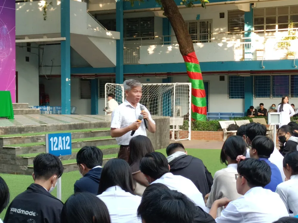 ThS. Lê Thanh Tùng hướng dẫn học sinh cách sử dụng ChatGPT phù hợp ThS. Lê Thanh Tùng hướng dẫn học sinh cách sử dụng ChatGPT phù hợp