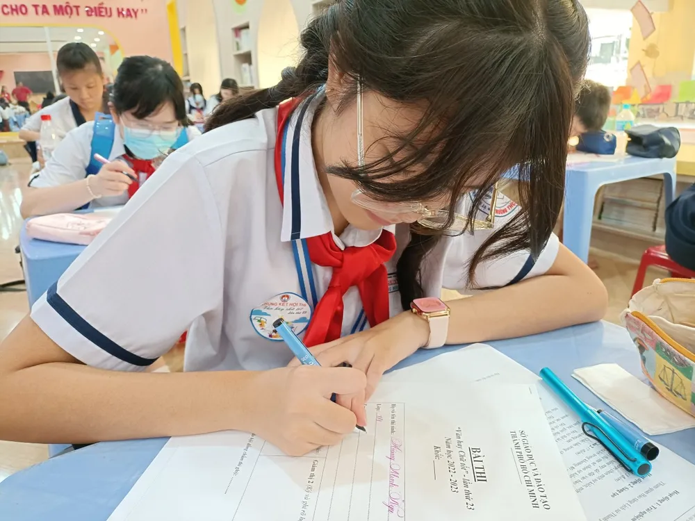 Thí sinh nắn nót từng con chữ trong bài văn của mình Thí sinh nắn nót từng con chữ trong bài văn của mình