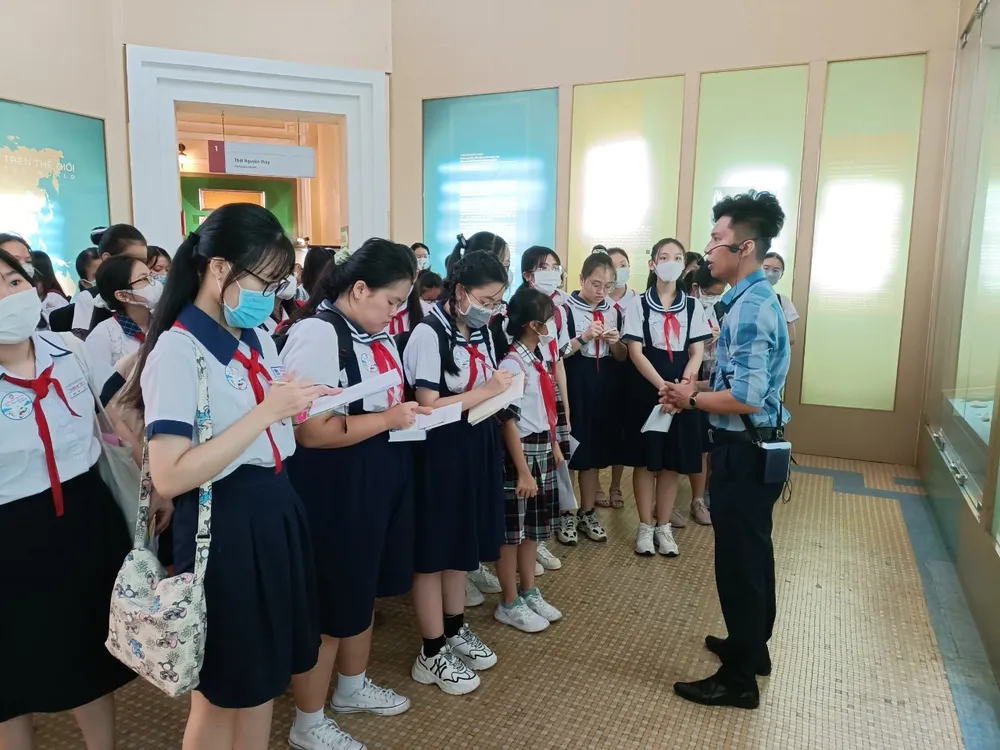 Các thí sinh cẩn thận ghi chép thông tin được cung cấp tại Bảo tàng Lịch sử TPHCM Các thí sinh cẩn thận ghi chép thông tin được cung cấp tại Bảo tàng Lịch sử TPHCM