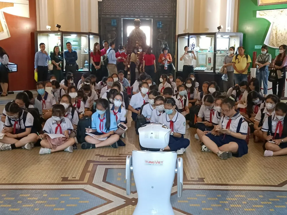 Một trong những điểm mới của hội thi năm nay là xuất hiện robot "hướng dẫn viên" giúp học sinh có thêm kiến thức và hiểu biết về lịch sử Một trong những điểm mới của hội thi năm nay là xuất hiện robot "hướng dẫn viên" giúp học sinh có thêm kiến thức và hiểu biết về lịch sử