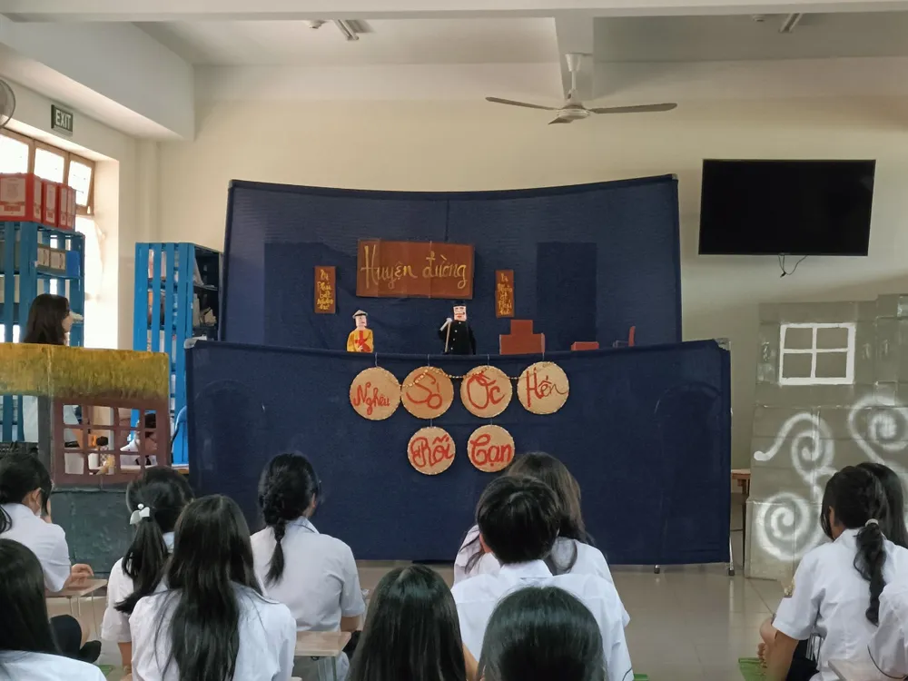 Học sinh tái hiện trích truyện Nghêu sò ốc hến qua hình thức kịch rối