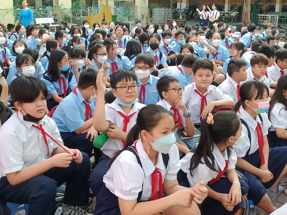 Học sinh giơ tay đoán tên nhạc cụ dân tộc. Học sinh giơ tay đoán tên nhạc cụ dân tộc.