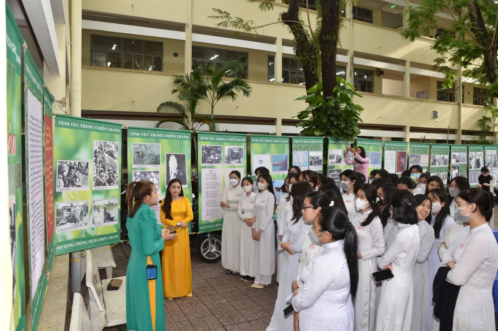 Nhiều câu chuyện đẹp về tình yêu thời chiến đã chuyển tải đến học sinh