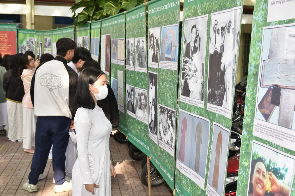 Học sinh xúc động khi xem các bức ảnh được giới thiệu trong triển lãm tranh