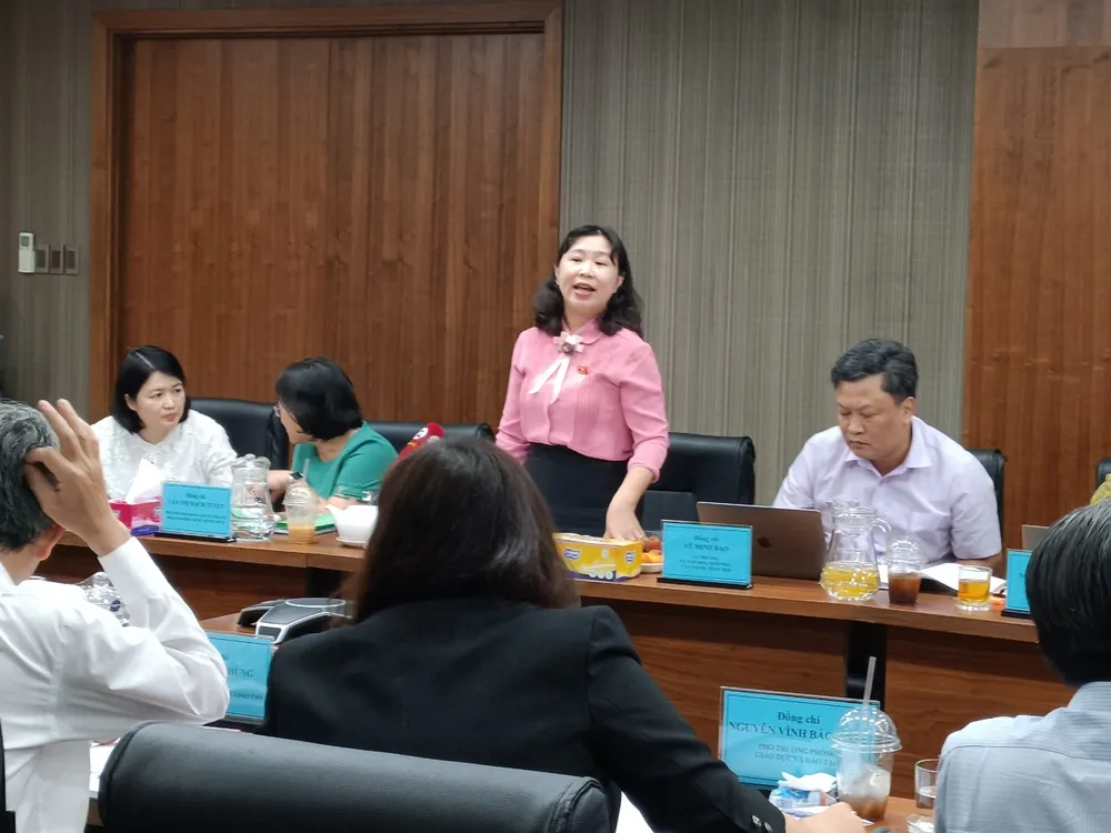 Bà Lê Thị Song An, Phó trưởng đoàn chuyên trách Đoàn đại biểu Quốc hội tỉnh Long An băn khoăn vấn đề chất lượng SGK Bà Lê Thị Song An, Phó trưởng đoàn chuyên trách Đoàn đại biểu Quốc hội tỉnh Long An băn khoăn vấn đề chất lượng SGK