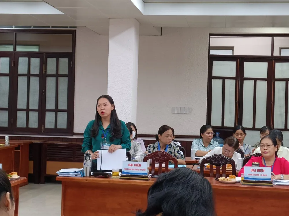 Phó trưởng phòng GD-ĐT quận Tân Bình báo cáo tại buổi làm việc