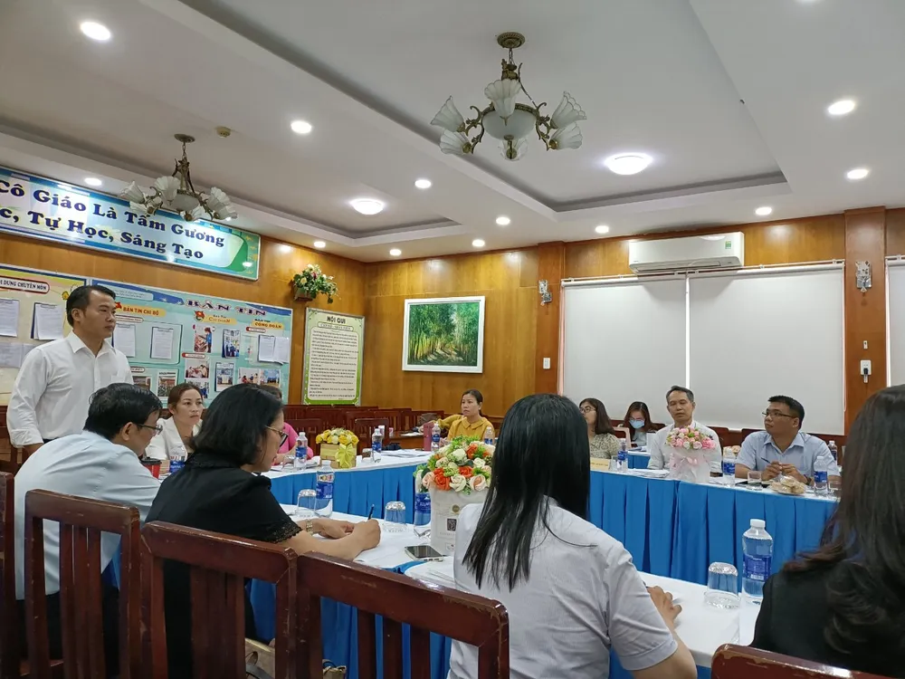 Đại diện phụ huynh học sinh Trường Tiểu học Hòa Bình (quận 1) nêu ý kiến về việc đóng các khoản thu trong trường học Đại diện phụ huynh học sinh Trường Tiểu học Hòa Bình (quận 1) nêu ý kiến về việc đóng các khoản thu trong trường học