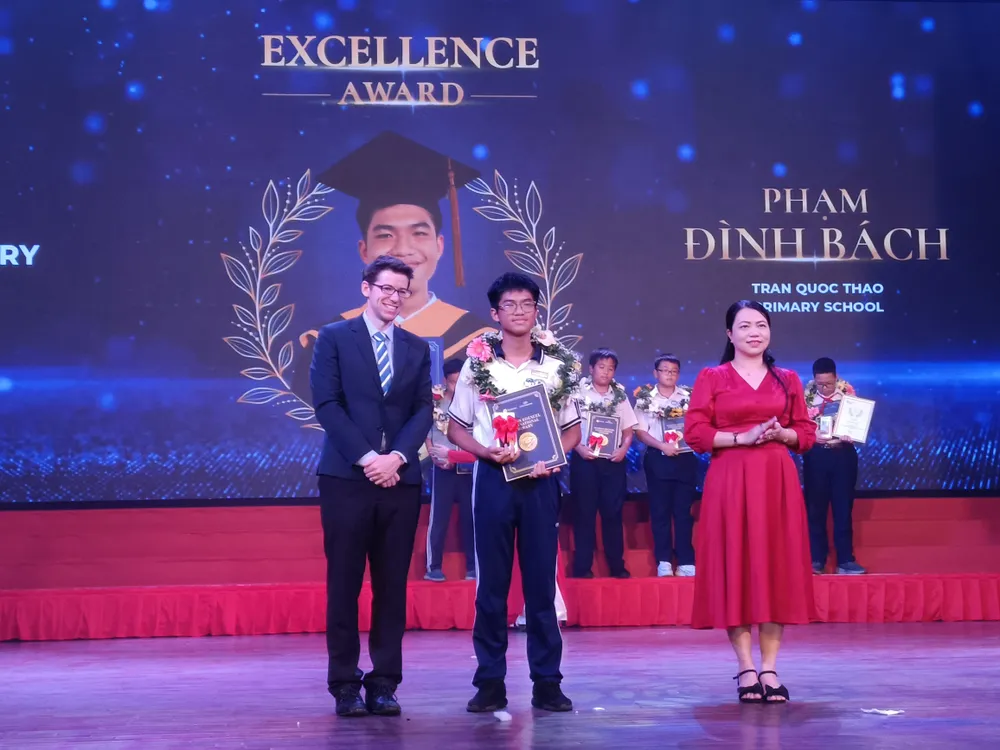 Phó chánh Văn phòng UBND TPHCM Vũ Thị Huỳnh Mai (ngoài cùng bên phải) trao bằng khen cho học sinh đạt thành tích cao tại kỳ thi chứng chỉ Pearson Edexcel