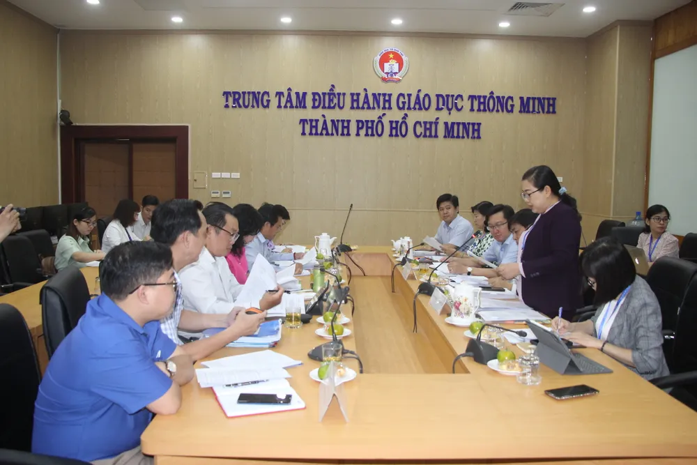 Bà Lương Thị Hồng Điệp báo cáo tại buổi làm việc Bà Lương Thị Hồng Điệp báo cáo tại buổi làm việc