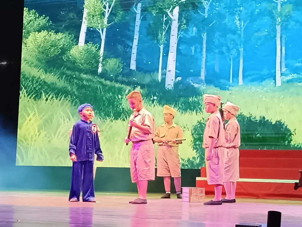 Học sinh hóa thân thành các nhân vật lịch sử qua tiết mục về cuộc đời anh Kim Đồng