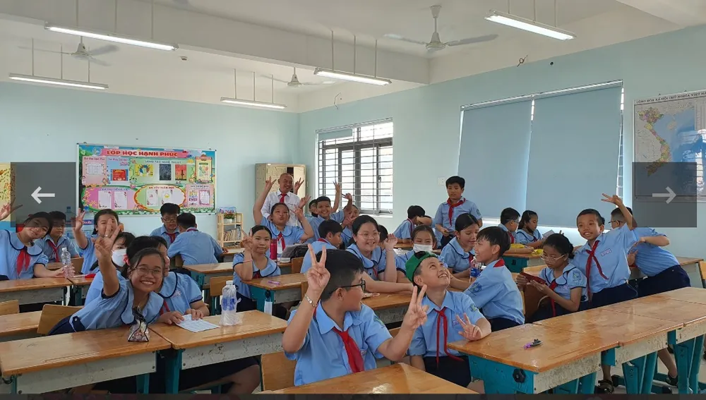 Học sinh vui mừng được học trong ngôi trường mới Học sinh vui mừng được học trong ngôi trường mới