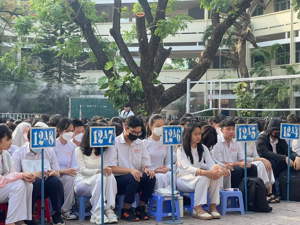 Học sinh khối 12 được yêu cầu nhắm mắt, suy nghĩ về những cách thể hiện tình yêu thương