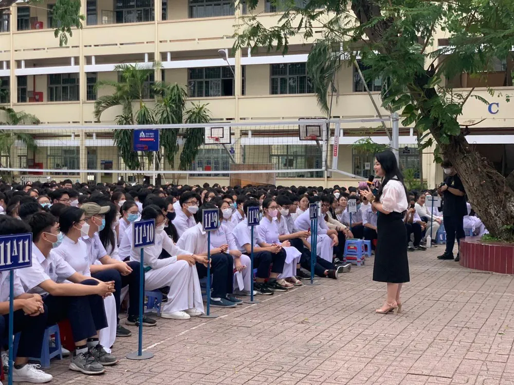 Các em chăm chú lắng nghe chia sẻ của diễn giả tại chương trình