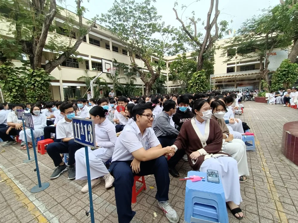 Bắt tay nhau và chia sẻ tình yêu thương tưởng chừng là hành động nhỏ nhưng lại mang ý nghĩa to lớn đối với mỗi học sinh