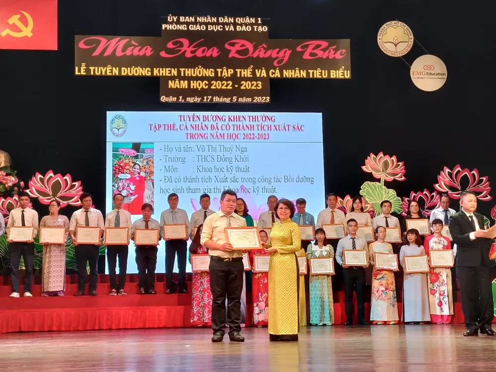 Bà Tô Thị Bích Châu, Bí thư Quận ủy quận 1 trao giấy khen cho các giáo viên có thành tích nổi bật trong năm học 2022-2023 Bà Tô Thị Bích Châu, Bí thư Quận ủy quận 1 trao giấy khen cho các giáo viên có thành tích nổi bật trong năm học 2022-2023