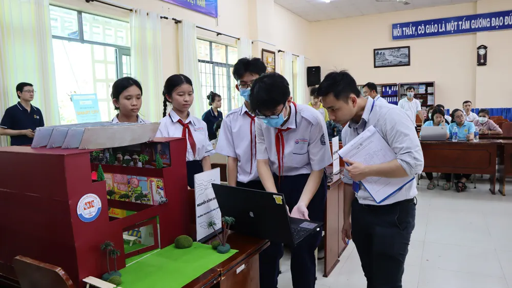 Ban giám khảo đánh giá chất lượng của các mô hình tham gia hội thi