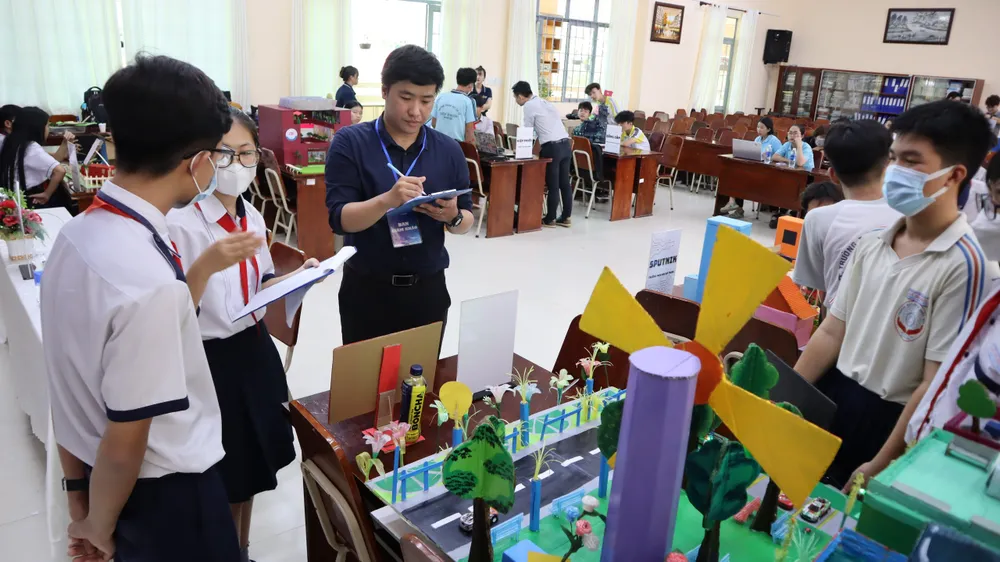 Học sinh thuyết trình về các mô hình