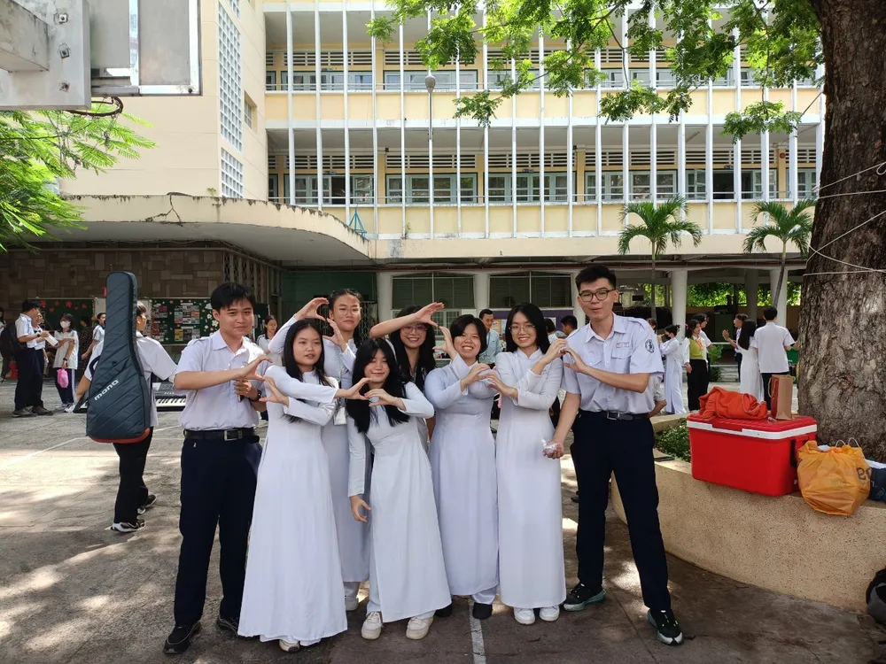 Cùng nhau lưu lại những thời khắc bên nhau cuối cùng dưới mái trường phổ thông