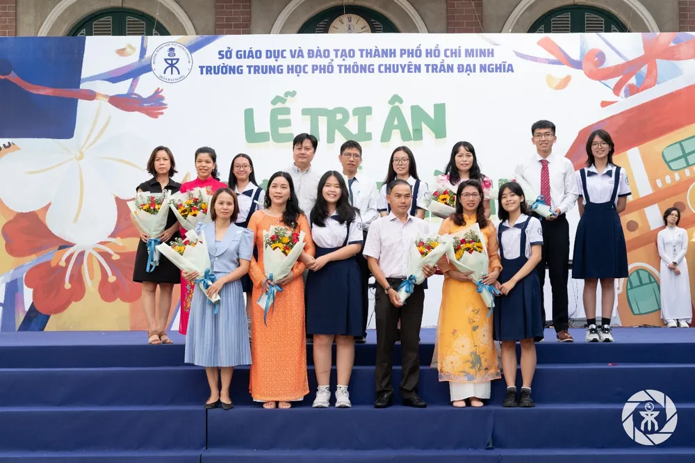 Học sinh và phụ huynh, giáo viên cùng nhau lưu lại hình ảnh đẹp trong những ngày cuối cùng của năm học 2022-2023