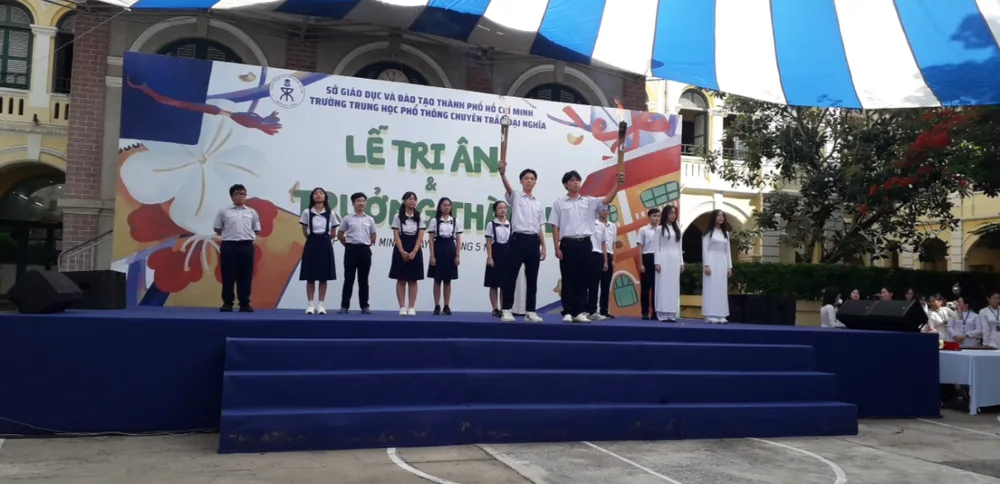 Ngọn đuốc truyền thống được học sinh khối 12 truyền lại cho học sinh khối 9