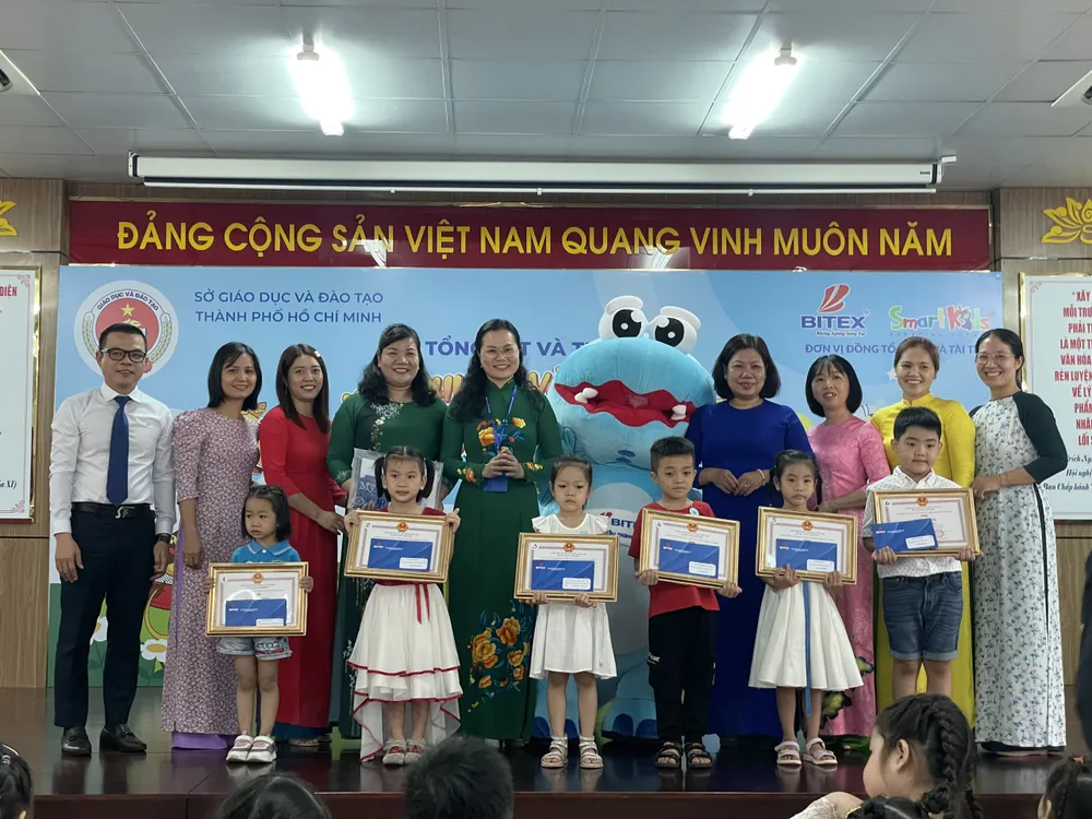 Trao bằng khen cho các học sinh đạt thành tích nổi bật qua hội thi Trao bằng khen cho các học sinh đạt thành tích nổi bật qua hội thi