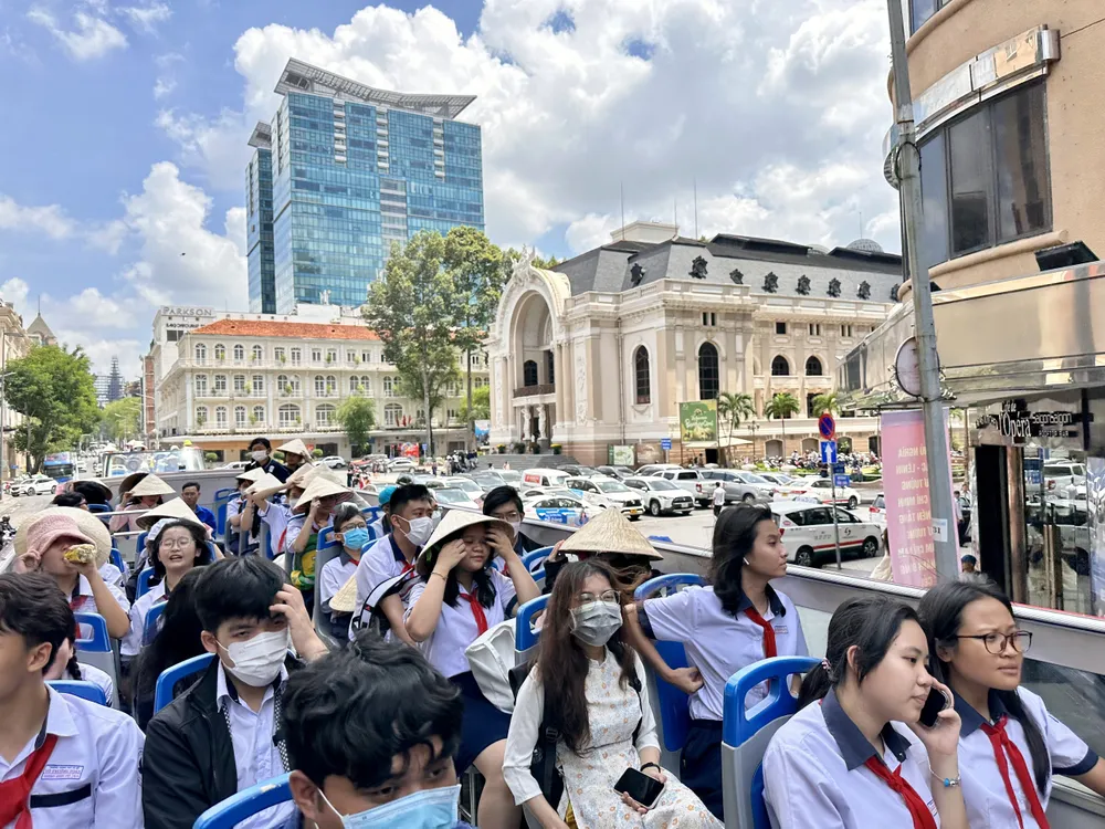 Học sinh tham quan các địa danh nổi bật về văn hóa, lịch sử của TPHCM bằng xe buýt 2 tầng