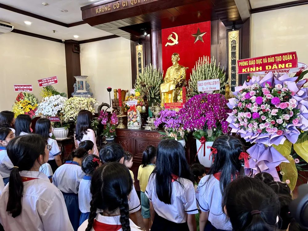 Các em dâng hương Chủ tịch Hồ Chí Minh tại Bến Nhà Rồng