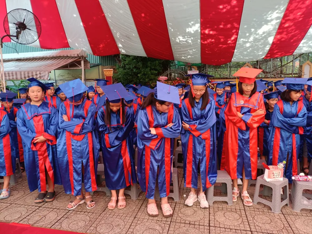 Các em cúi đầu nói lời cảm ơn thầy cô và bố mẹ Các em cúi đầu nói lời cảm ơn thầy cô và bố mẹ