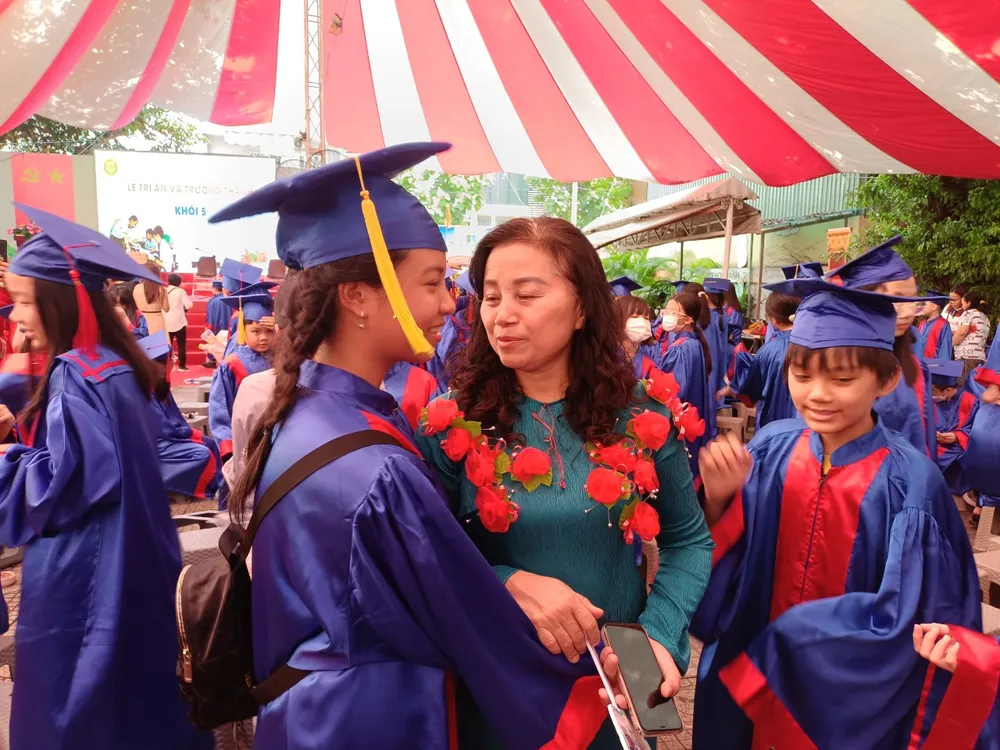 Giáo viên chủ nhiệm khối 5 tranh thủ dặn dò các em trước khi tạm biệt trường tiểu học chuyển qua bậc học mới Giáo viên chủ nhiệm khối 5 tranh thủ dặn dò các em trước khi tạm biệt trường tiểu học chuyển qua bậc học mới