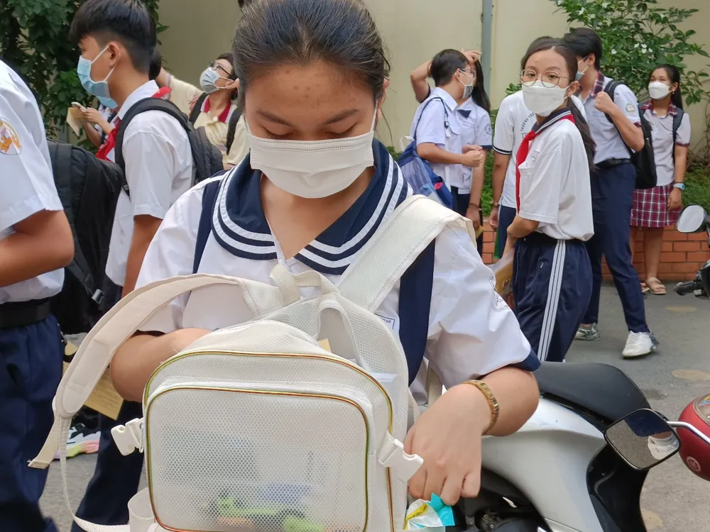 Một thí sinh kiểm tra lại vật dụng trước khi vào buổi thi đầu tiên môn Ngữ văn