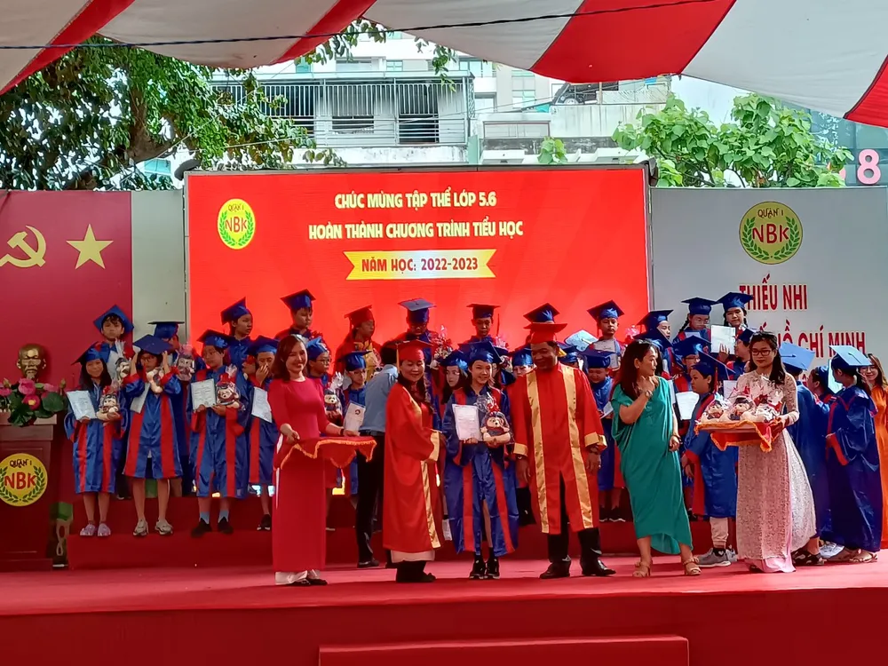 Đại diện nhà trường trao giấy chứng nhận hoàn thành chương trình tiểu học cho học sinh khối 5 Đại diện nhà trường trao giấy chứng nhận hoàn thành chương trình tiểu học cho học sinh khối 5