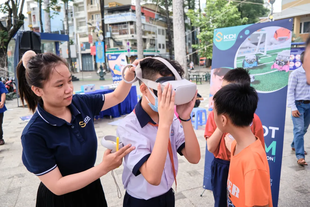 Khu vực trải nghiệm kính thực tế ảo thu hút khá đông học sinh tham gia Khu vực trải nghiệm kính thực tế ảo thu hút khá đông học sinh tham gia