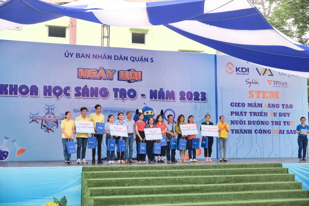 Trao giải thưởng cho các tập thể đạt thành tích cao qua các cuộc thi Trao giải thưởng cho các tập thể đạt thành tích cao qua các cuộc thi