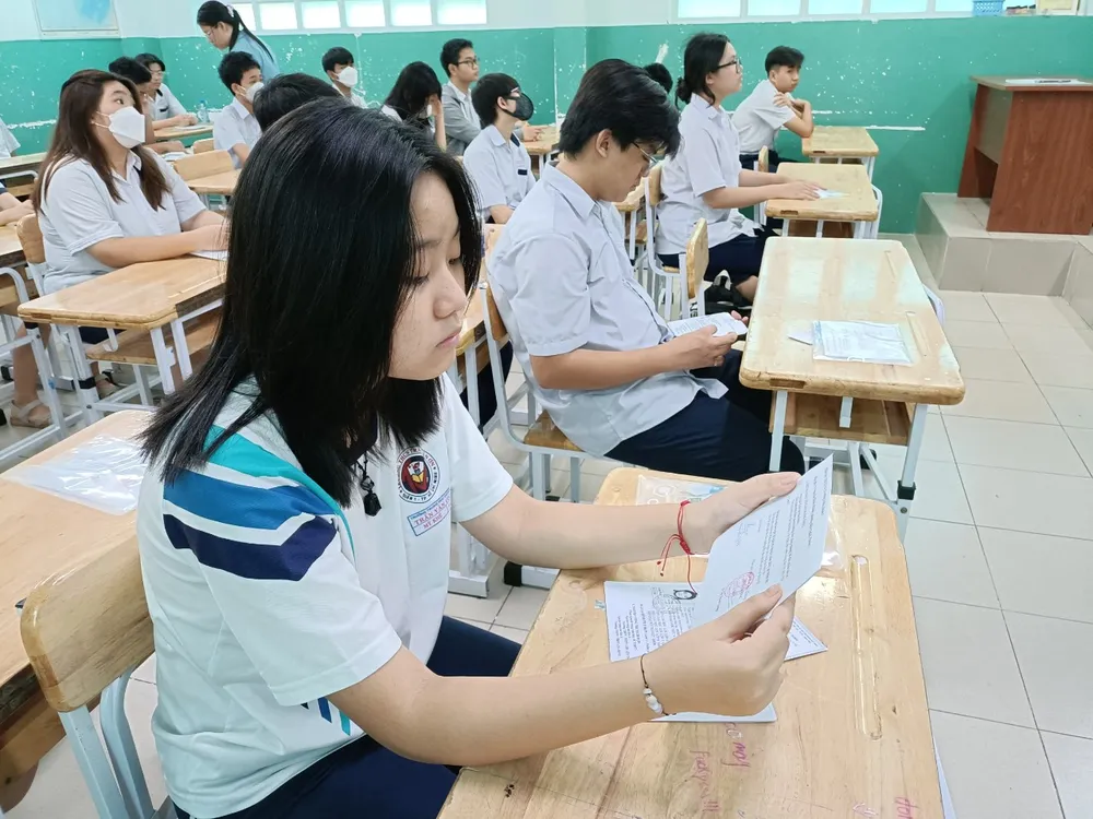 Thí sinh kiểm tra thông tin cá nhân để đính chính sai sót (nếu có) Cán bộ coi thi phổ biến quy chế thi, lưu ý thí sinh những vật dụng được phép mang vào phòng thi