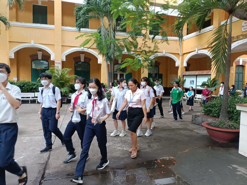 Thí sinh đến điểm thi Trường THPT Trưng Vương (quận 1) làm thủ tục dự thi